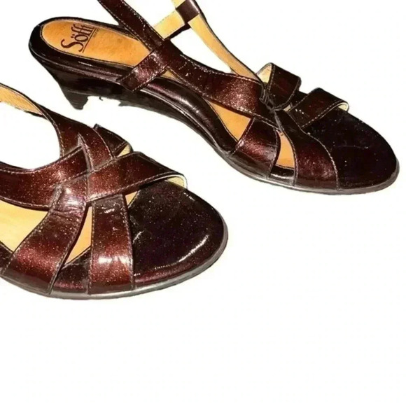 SOFfT burgundy patent leather sandals. - Picture 4 of 7